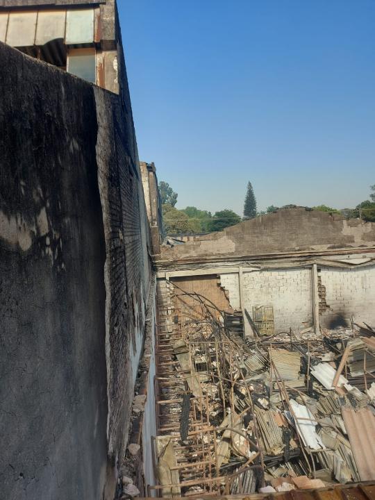 Foto 6 de 10 — Incêndio em antiga autopeças de Araraquara destruiu 1.000 m²; Defesa Civil interditou a área